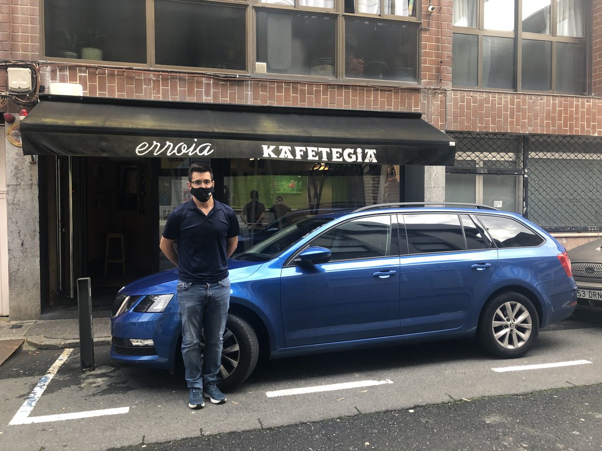 HirukaEus's tweet photo. "Egoera oso latza da", Sopelako hiru tabernarigaz berba egin dugu azken neurrien ondorioez; euretako bat etxerako janaria saltzen dabil, beste biek uko egin diote momentuz, hala eginez gero laguntza publikoak galduko ote dituzten beldurrez https://t.co/S8tHKYmzBh https://t.co/Bw0I7ablSQ