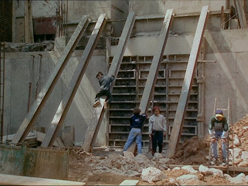 quevomitona's tweet photo. O ciclo 50anos/filmes d @cineclubepf brinda 1 semana chea d maravillas, hoxe: o docu feito no barrio 🇨🇳 d Barcelona:
EN CONSTRUCCIÓN de José Luis Guerín (🇪🇸2001.125'.VOSE)
“Todos vivimos en espacios q foron construidos x descoñecidos”
@clia_g @pgsarria @capitaltermal @alvorota https://t.co/0Py2JfnPLY