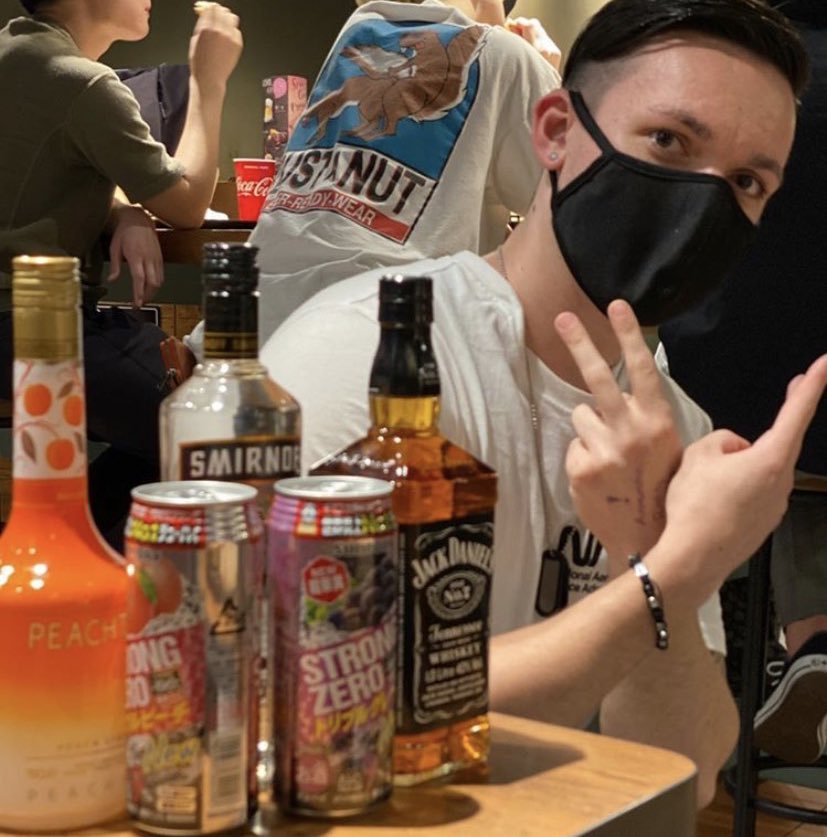 Ash62101815's tweet photo. みなさんこの人にいろいろな理由でお金ない、貸してと言われても貸さないでくださいね。この人詐欺師です。お金返ってきません。女の子要注意です。この人の口から出る言葉はほぼ全部嘘です。#拡散希望　#詐欺　#拡散希望RTお願いします 被害者10人以上いるのでもう出したくありません。イギリス人です https://t.co/zpB5btM32L
