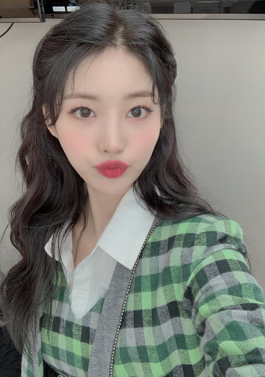 589SH's tweet photo. 오늘은 오랜만에 앞머리 없는 션쇼였어요😆 넘추운 11월이지만 포에버 사랑 덕분에 따뜻해여 💕 https://t.co/22lEEs9oaQ