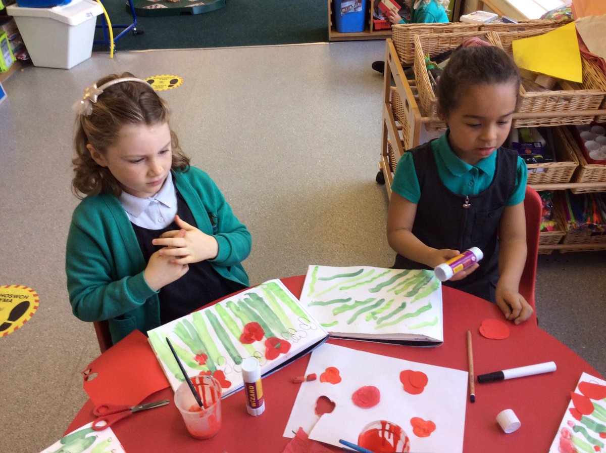 Springwood_Prm's tweet photo. Lovely poppies using different medium in year 2 #springmonmouth #springart #RemembranceDay https://t.co/b56Zgh9ZqU