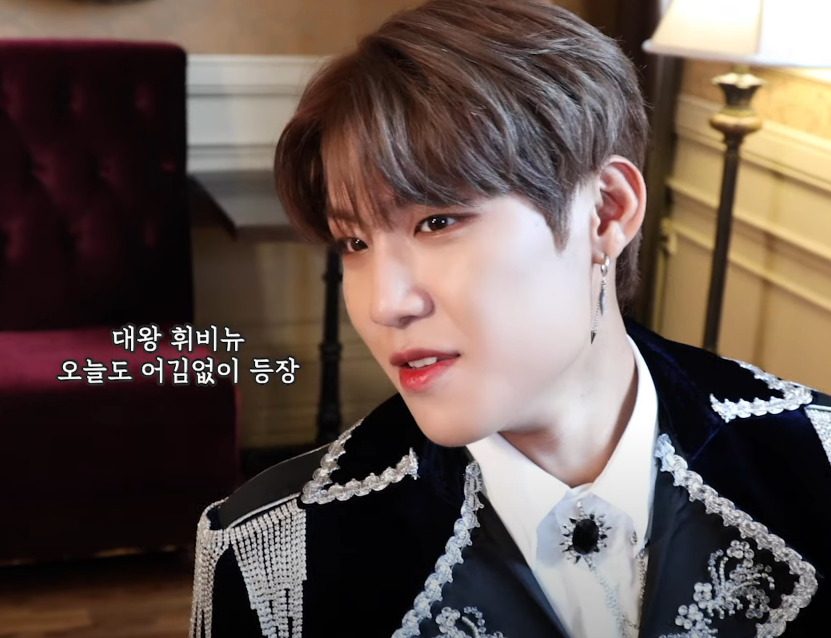 happhwiness's tweet photo. "King HWIBNEW appears today as well"

Woojin is King HWIBNEW wbk ❤️ https://t.co/g9KZXYS4jb