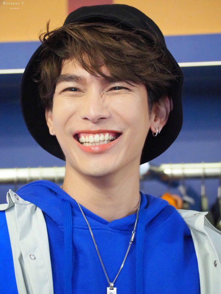 Bruna_deCamargo's tweet photo. Thank you so much for everything, for existing in our lives, for giving us so much happiness, for giving so much pride, for loving the right person, because you are a great man, with such a good heart, you are an angel to us. #mewlions @MSuppasit #AlwaysForMEW #AlwaysstaywithMew https://t.co/OC5xCqwwdk