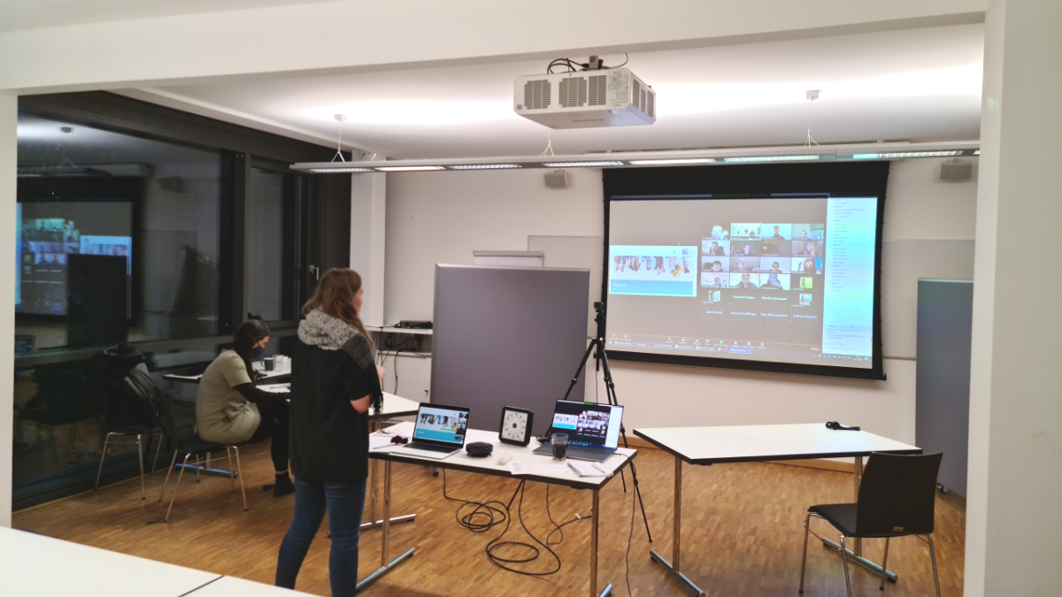 HPI_ENT's tweet photo. What is evidence-based #entrepreneurship all about? In this week's #virtual session of digital entrepreneurship @HPI_DE, students made intriguing remarks about the value of evidence in times where #science has come under threat. 🕵️‍♀️ #CriticalThinking https://t.co/ZZPvBg5huG
