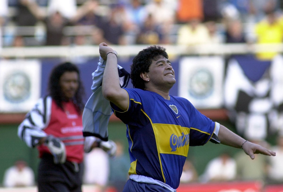 SportsCenter on Twitter: "Un día como hoy, pero en 2001, se jugó el partido de despedida de Diego Maradona en La Bombonera, donde se enfrentaron Argentina y “Resto del Mundo”. El Diez