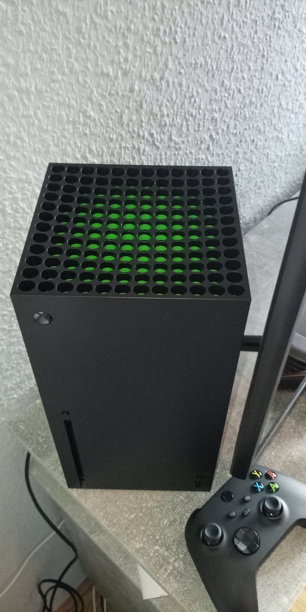 Endlich steht die #XboxSeriesS  zuhause &amp; #AssassinsCreedValhalla ist herunterladen.
@mediamarkt_de Markt Vorbestellung war super entspannt.
Schönen Launch-Tag 😍