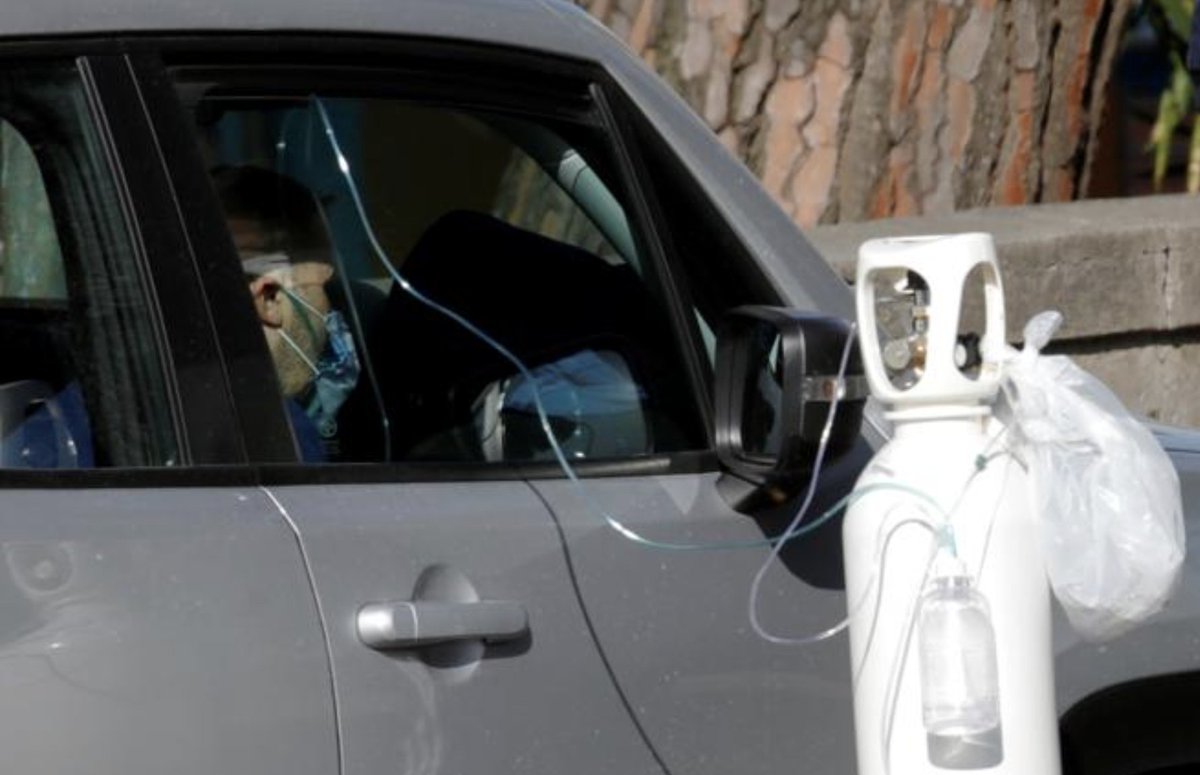 #Nápoles, pacientes de #Covid_19 son tratados con oxígeno en sus propios coches mientras esperan a ser atendidos. La región de Campania está al borde del colapso sanitario: lavanguardia.com/vida/20201110/…