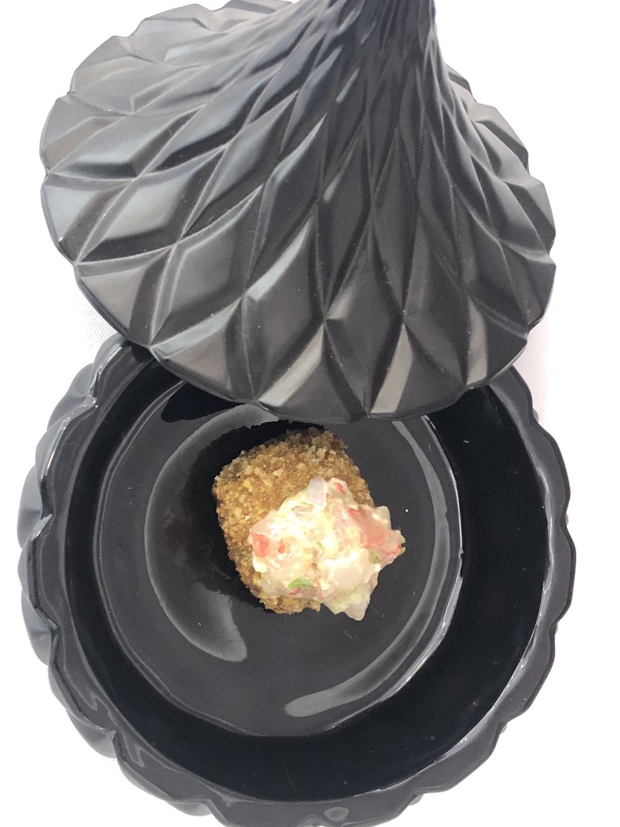 CNPinchos's tweet photo. Álvaro Vicente de #Odiseo de Murcia presenta el pincho “Thailand back” #TAPASVLL2020 https://t.co/8pb2DMGXt8