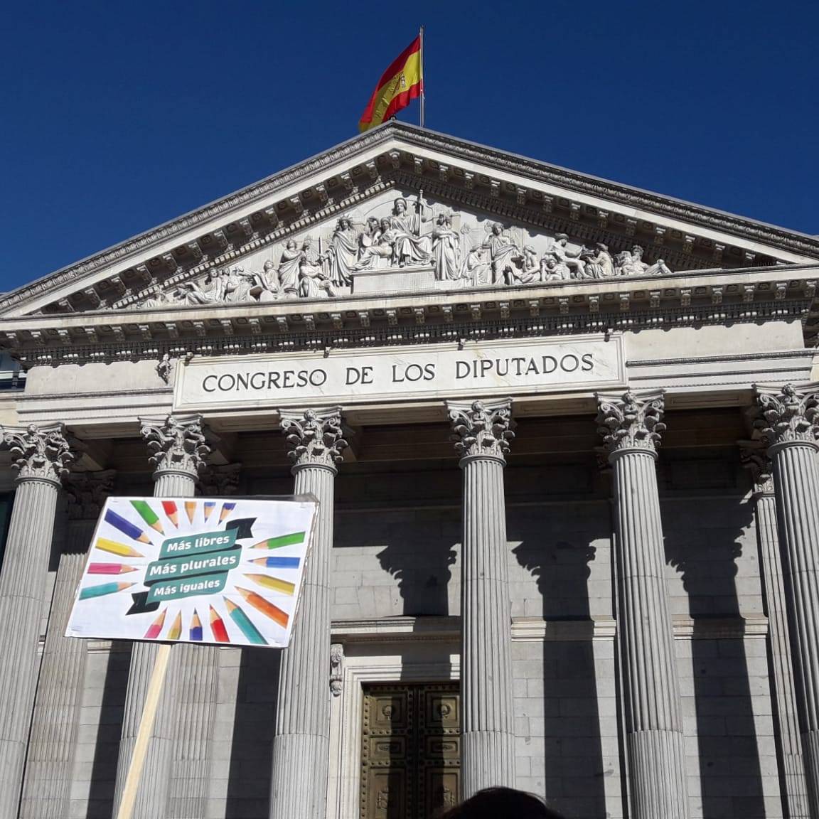 MasPlurales's tweet photo. Aquí estamos, un día más, y aquí seguiremos hasta que nos escuchen 💪💪💪NO a la #LOMLOE #StopLeyCelaá #MasPlurales 🧡 https://t.co/cPPSf3xst7