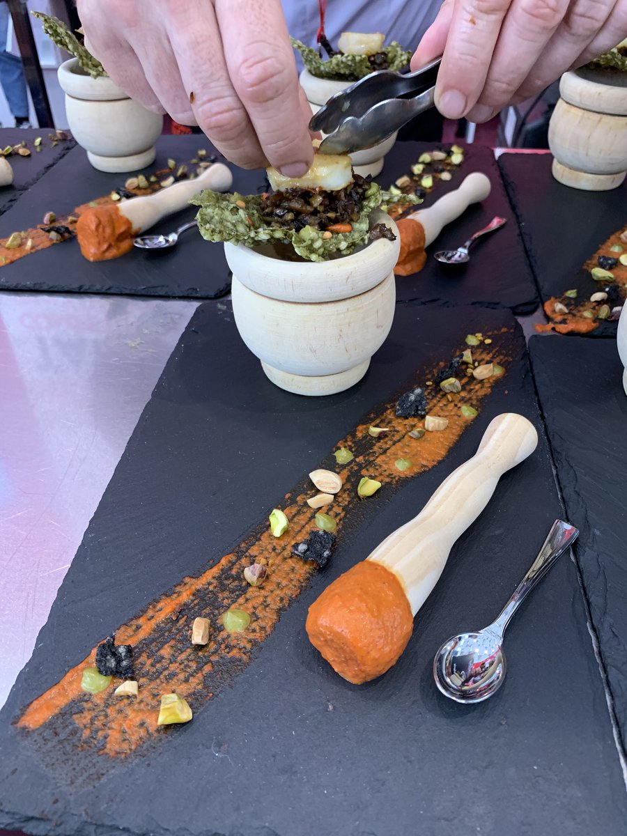 CNPinchos's tweet photo. Sergio Marqués de #FincaLosRastrojos de Burgos presenta “Falsa vieira, ragout de algas y boletus con crujiente de mar” #TAPASVLL2020 https://t.co/hER7gArmVq