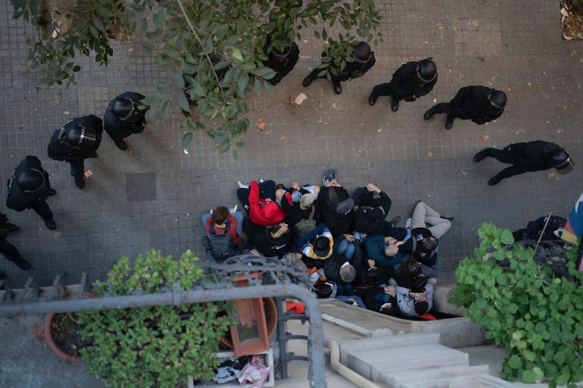 SindicatLloguer's tweet photo. Una familia en situació de vulnerabilitat és desnonada per un gran propietari, incomplint la llei. I ara ve el més greu: no només no el sancionen, sino que ens reclamen 18.000€ en multes per intentar evitar el desnonament.

VERGONYA, @govern. Recorrerem.

https://t.co/XSip0luWAK https://t.co/k4cCi7GnEY