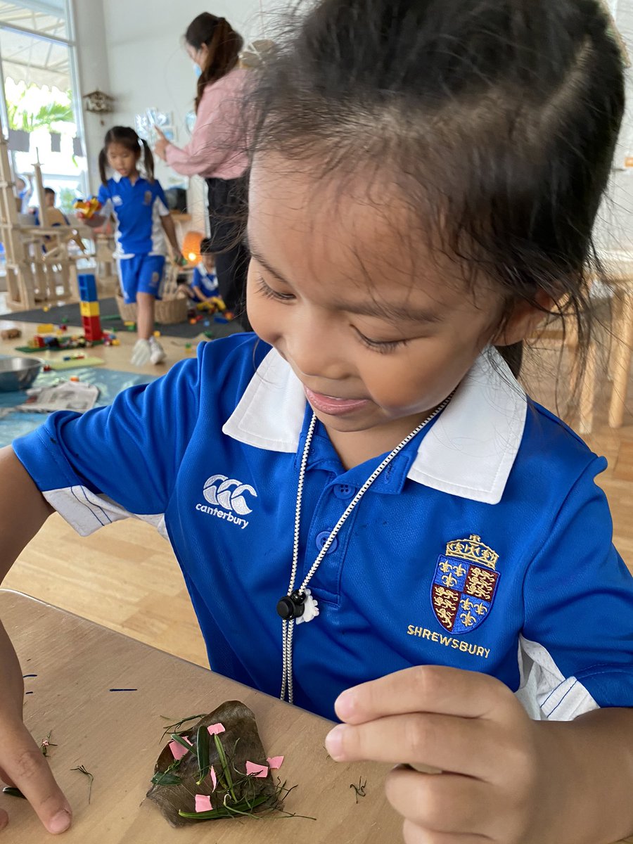PinkVarin's tweet photo. EY 2MM are having fun making mini pizza to sell in their pizza shop! 🍕🍕🍕 https://t.co/x9m5FyZtIF