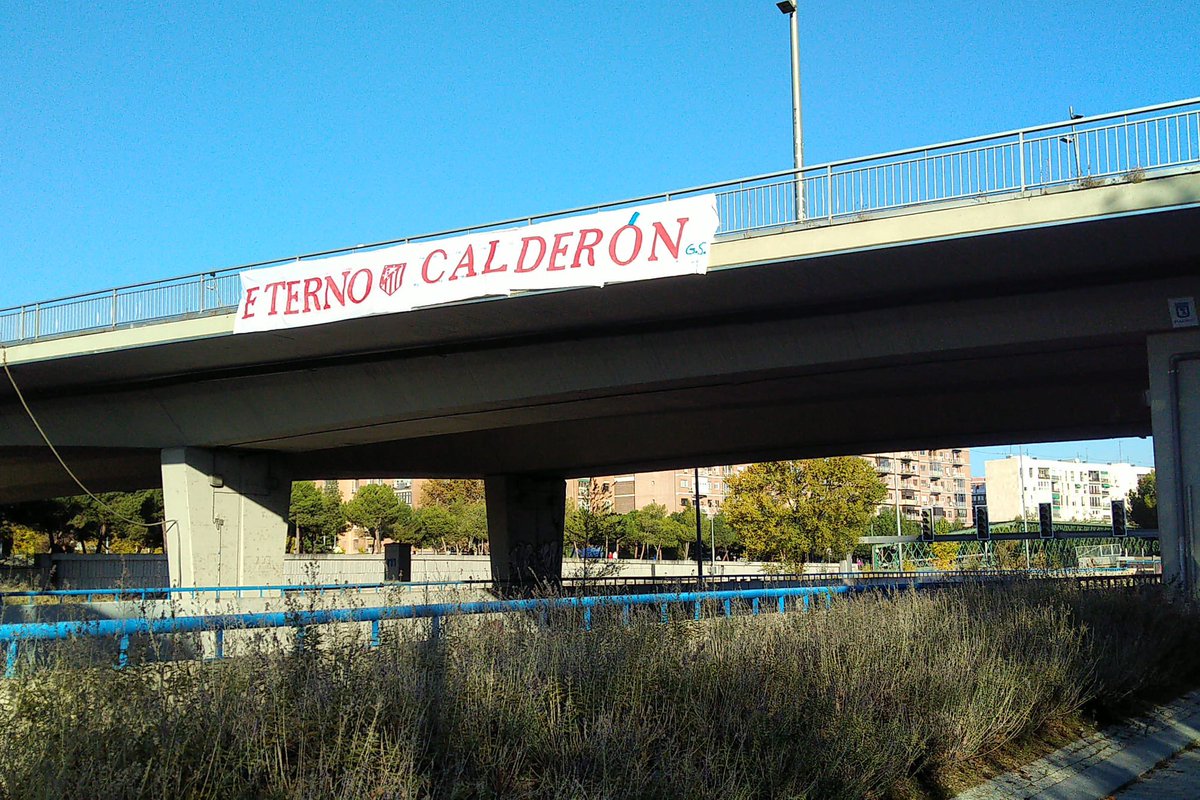 Replicantes1903's tweet photo. Nos dicen desde la SAD que vivimos del pasado. Pues hay muchos más atléticos que nos representan y siguen pensando que nuestro pasado es nuestro orgullo y nuestro futuro. Estamos con los que defienden el Atleti en el que creemos.¡Honor! #EternoCalderon #DilesQueSeVayan
#SerClub https://t.co/so1YAsFqKU