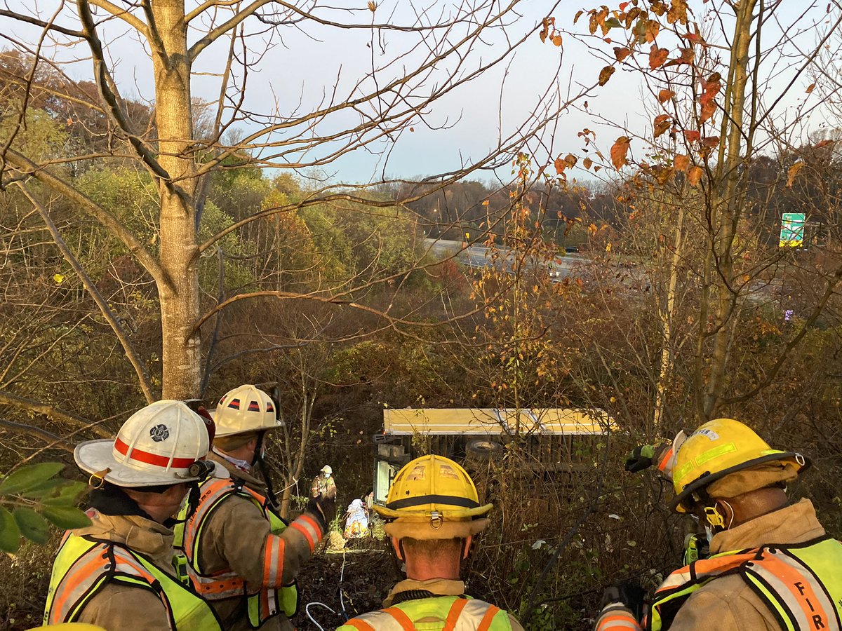 mcfrsPIO's tweet photo. IAO Shady Grove Road &amp; ramps to I370/ICC, box truck off road down embankment flipped over, injured Driver has been extricated will be extracted via slope rescue (ropes and stokes ) basket https://t.co/r0pvsF701i