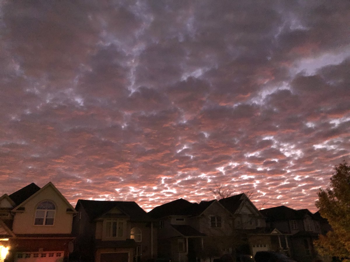 dangi_dkan's tweet photo. Beautiful sky 6 am Kitchener @CTVKitchener https://t.co/WlnIaFHaqb