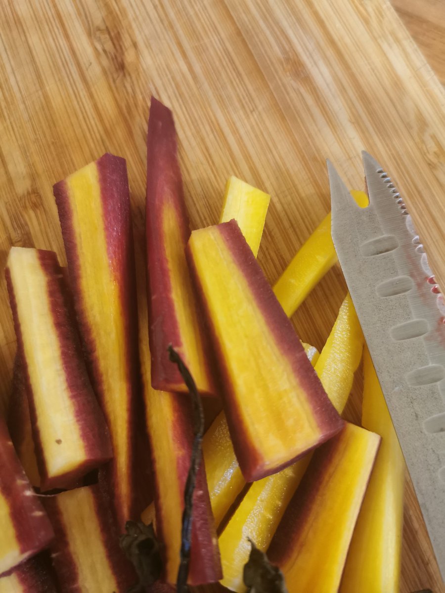 thegrumblingtum's tweet photo. Really interesting carrots from Aldi @AldiUK Roasting them up with beetroot to add to a warm goats cheese and walnut salad. https://t.co/8tx6Fykm2e