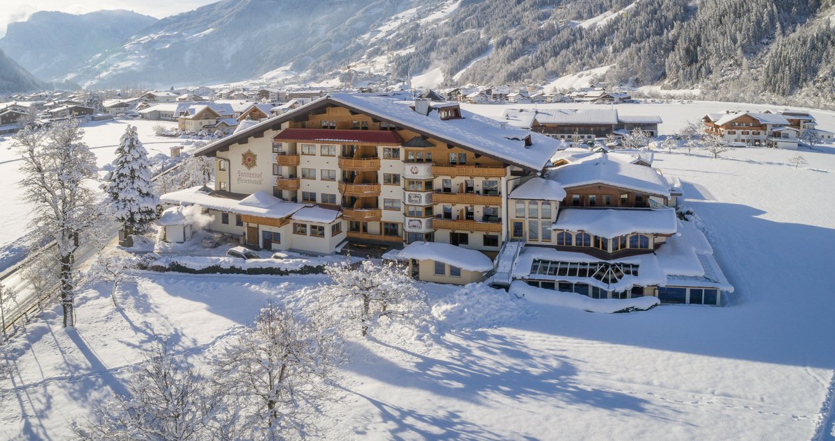 Wir haben voraussichtlich wieder ab dem 18. Dezember für Euch geöffnet!🏂❄️☃️
#skiing  #loveskiing #cantwait  #nature #zillertal #wonderful #ZellamZiller #ZillertalArena #Ahornbahn #PenkenbahnMayrhofen #HintertuxerGletscher