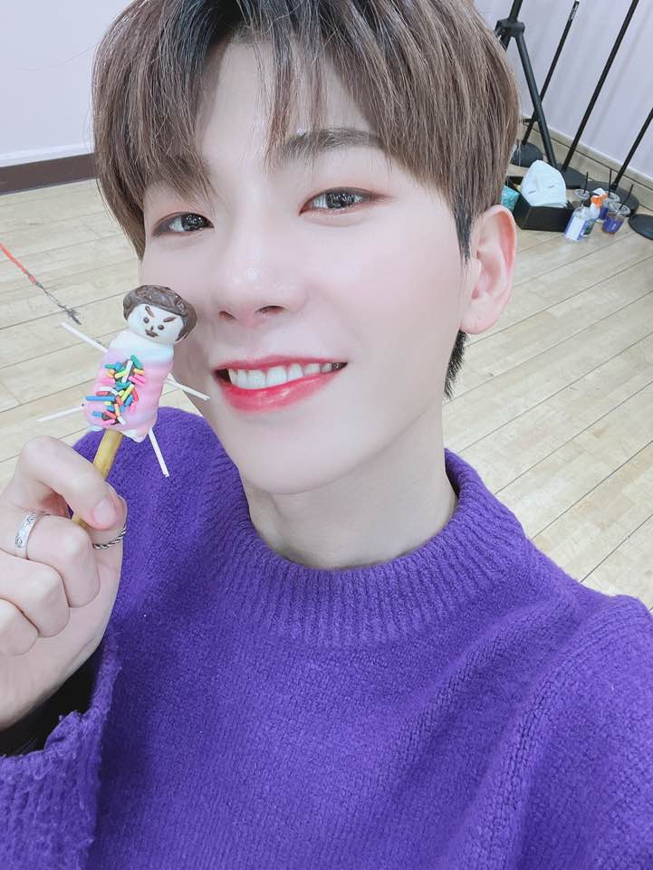 [#정유준] 아기자기즈😘 진영이 빼빼로 만들어 봤는데 귀엽죠? ㅎㅎ 근데 지금은 뱃속에 있어요 핳ㅎ하하핳ㅎ 냠💜 

#D1CE #디원스 미리 #빼빼로데이 🍫