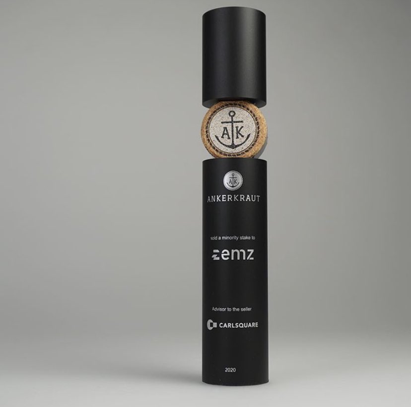 SAUBV's tweet image. A fresh new week launched in style. Black sprayed metal combined with acrylic and cork. What a beauty!

#metalawards #corkawards #cork #corkmaterial #shapeandform #materialeffects #innovation #manualmachining #awards #dealtoy #acrylic