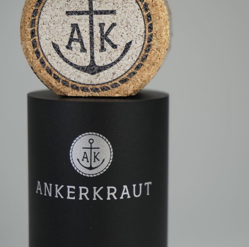 SAUBV's tweet image. A fresh new week launched in style. Black sprayed metal combined with acrylic and cork. What a beauty!

#metalawards #corkawards #cork #corkmaterial #shapeandform #materialeffects #innovation #manualmachining #awards #dealtoy #acrylic