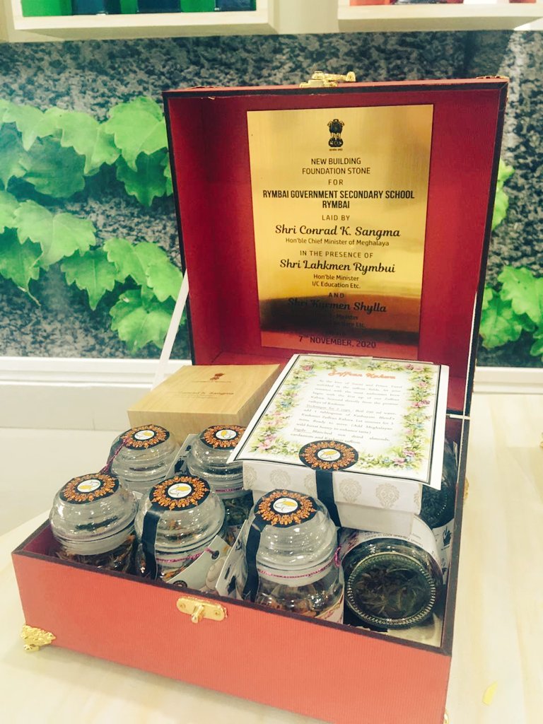 KashayamB's tweet photo. 💌Kashayam Blends in CM house... get yours too... 
#diwalivibes 🍵✨Order Now 📲 🔥
#diwaligifts #hampers #corporategifts #healthylifestyle #silverneedle #naturalblends #trend #instagood #news #healthyliving #immunesystem #immunehealth #immunitybooster #kashayamblends @htTweets https://t.co/xZ0K9Gx0J0