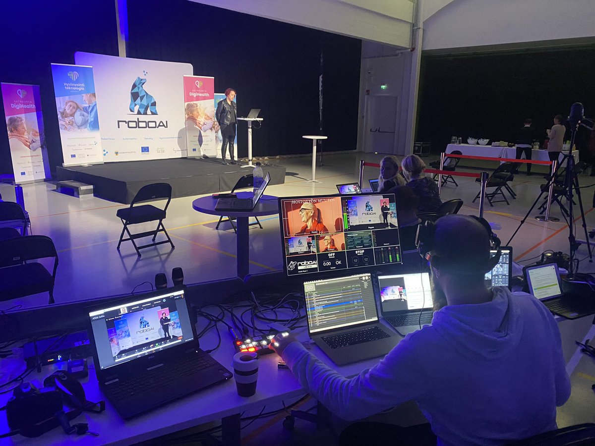 #roboaiviikko täydessä vauhdissa ja päivän MC:n on bäkkärillä helppo hymyillä, kun tekniikka ja tiimi toimii! #roboai