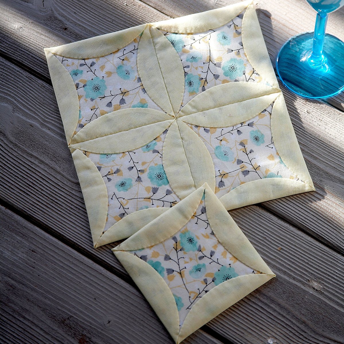 HYSewingClub's tweet photo. This week's #throwbackthursday is my Japanese Folded Coaster pattern from November 2019. This project is perfect for hand sewing, if you like to relax with a needle and thread.

You can find out how to make your own at: https://t.co/ab4JmP1HuW https://t.co/HPWSQ9rF9K