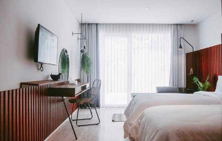 bayu_joo's tweet photo. ini nih hotel favorit kalo ke Bandung. desainnya unik banget gaya vintage gitu, terus dipinjemin piyama kalo ke sini. campuran warna kayu, putih gading, sama daunnya bikin seger banget diliat.

penasaran ngga ini harganya berapa??? coba rt dulu biar rame https://t.co/ChgnEoJJxB
