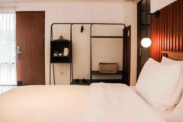 bayu_joo's tweet photo. ini nih hotel favorit kalo ke Bandung. desainnya unik banget gaya vintage gitu, terus dipinjemin piyama kalo ke sini. campuran warna kayu, putih gading, sama daunnya bikin seger banget diliat.

penasaran ngga ini harganya berapa??? coba rt dulu biar rame https://t.co/ChgnEoJJxB