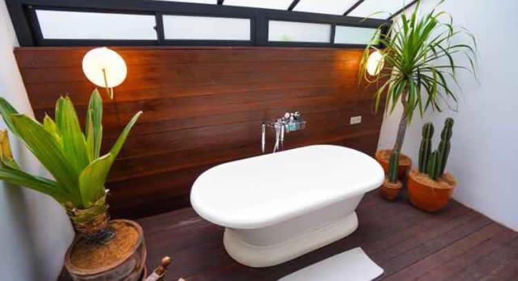 bayu_joo's tweet photo. ini nih hotel favorit kalo ke Bandung. desainnya unik banget gaya vintage gitu, terus dipinjemin piyama kalo ke sini. campuran warna kayu, putih gading, sama daunnya bikin seger banget diliat.

penasaran ngga ini harganya berapa??? coba rt dulu biar rame https://t.co/ChgnEoJJxB