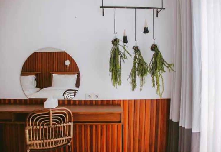 bayu_joo's tweet photo. ini nih hotel favorit kalo ke Bandung. desainnya unik banget gaya vintage gitu, terus dipinjemin piyama kalo ke sini. campuran warna kayu, putih gading, sama daunnya bikin seger banget diliat.

penasaran ngga ini harganya berapa??? coba rt dulu biar rame https://t.co/ChgnEoJJxB