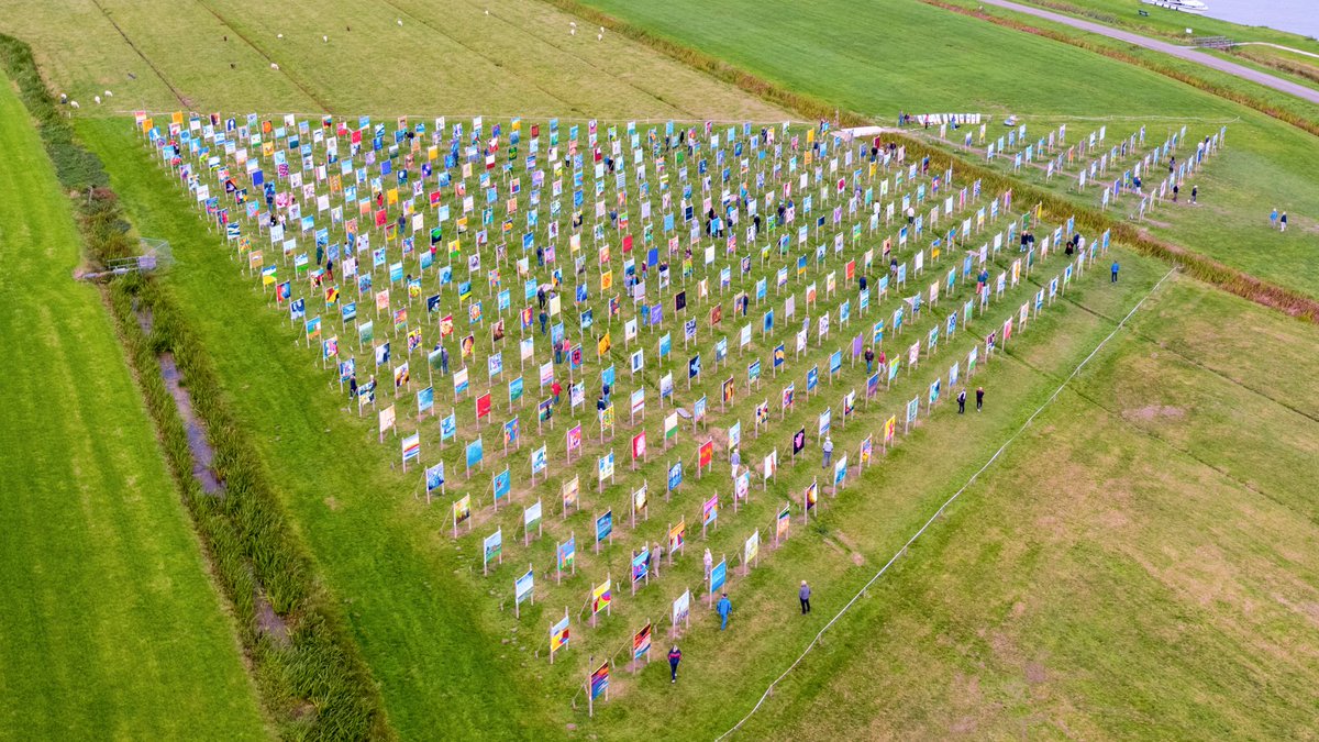 #Kunst | Het unieke landartproject The Colorfield Performance komt in de zomer van 2021 naar Park Lingezegen! Onder leiding van initiatiefnemer Dirk Hakze zullen 500 kunstenaars een uniek kunstwerk in de open lucht realiseren. 

Zie ook -> parklingezegen.nl/uniek-tijdelij…