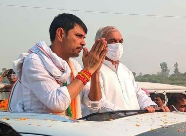 BhupinderShooda's tweet photo. आम किसान के बे��े इंदुराज नरवाल को जीत की बधाई। ये बरोदा की 36 बिरादरी, हरियाणा के किसान, मजदूर, कर्मचारी और छोटे कारोबारी की अपनी जीत है। BJP+JJP सरकार से ��नता का मोहभंग हो चुका है और लोगों ने अविश्वास पारित कर दिया है। 
बदलाव की ये लहर पूरे हरियाणा से होते हुए चंडीगढ़ तक जाएगी। https://t.co/3ZCb6Rq1oP