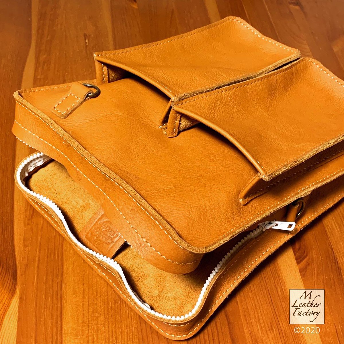 m_leather's tweet image. ガオー！
取りあえず本体完成👍
残るは、長い直線縫いのショルダーベルトとの戦いです🔥
.
. 
#グラフテック #シルエットカメオ 
#ダコタ #ショルダーバッグ 
#ハンドメイド #手縫い #革細工 
#leathercraft #handstitched 
#handcraft #mleatherfactory