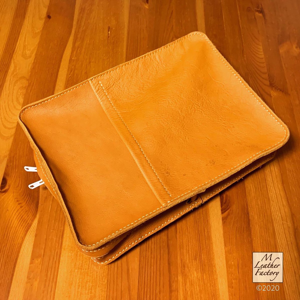 m_leather's tweet image. ガオー！
取りあえず本体完成👍
残るは、長い直線縫いのショルダーベルトとの戦いです🔥
.
. 
#グラフテック #シルエットカメオ 
#ダコタ #ショルダーバッグ 
#ハンドメイド #手縫い #革細工 
#leathercraft #handstitched 
#handcraft #mleatherfactory