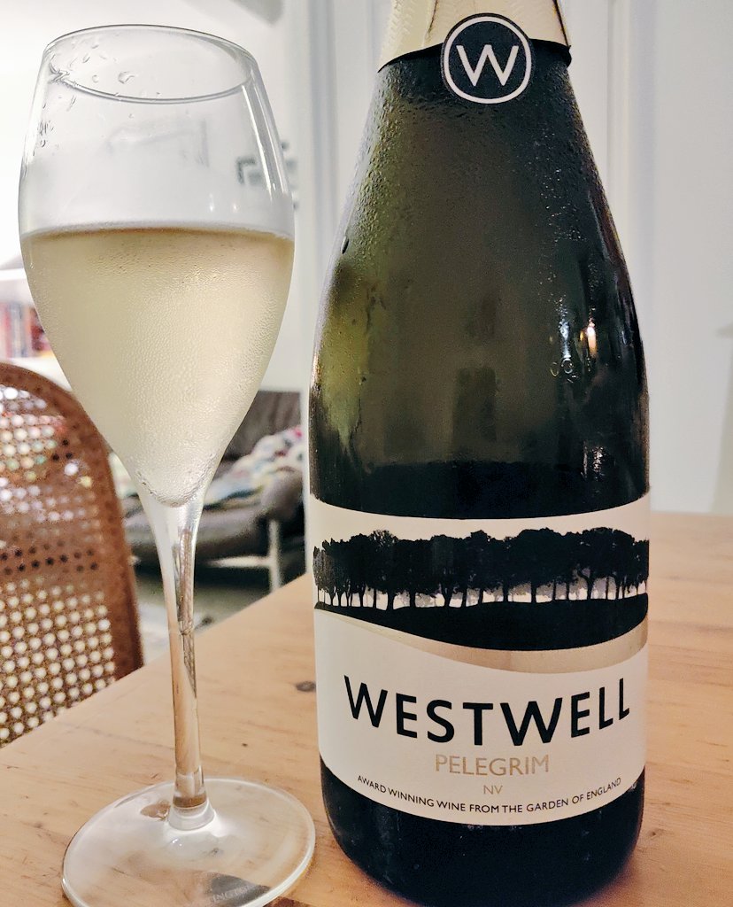 JFlewellenWine's tweet photo. Lovely wine for a little start-of-week celebration! #bubblesoclock https://t.co/6jyhXZFKPI