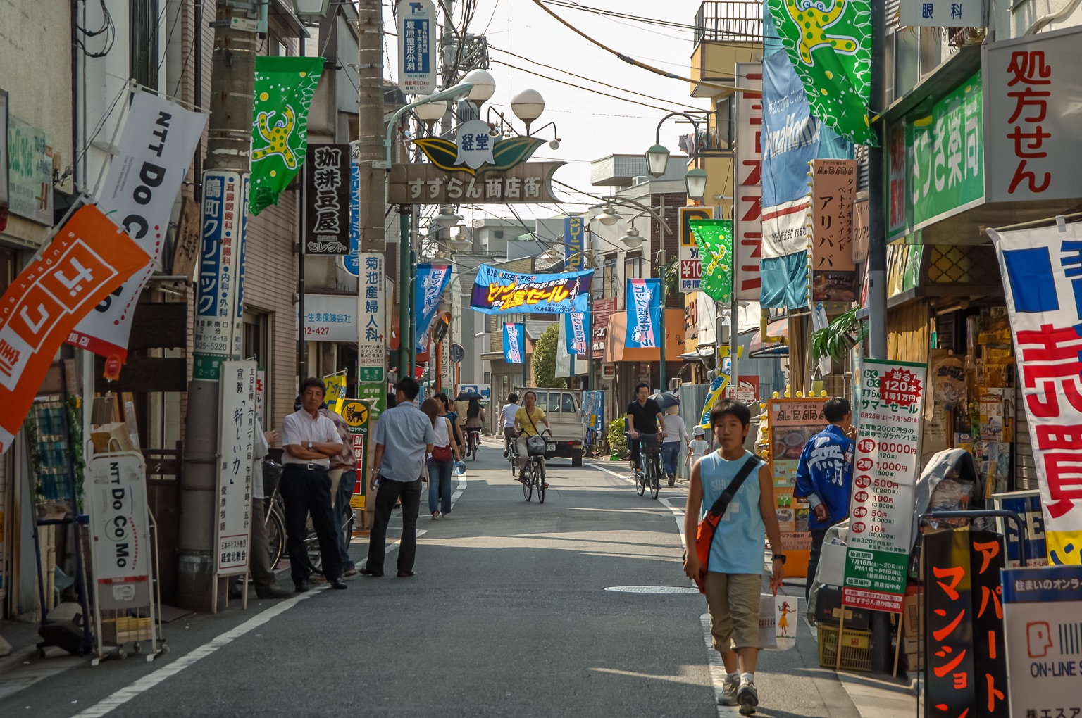三日画師 経堂駅北口の経堂すずらん通り 商店街 すずらん本通り を西へ 経堂すずらん商店街 と書かれた街路灯がいい感じ この街路灯から西側は経堂シンフォニー商店街となる ビッグ経堂セールの横断幕に書かれて 三日画師 経堂駅北口の経堂すずらん通り 商店街 すずらん本通り を西へ 経堂すずらん商店街 と書かれた街路灯がいい感じ この街路灯から西側は経堂シンフォニー商店街となる ビッグ経堂セールの横断幕に書かれて