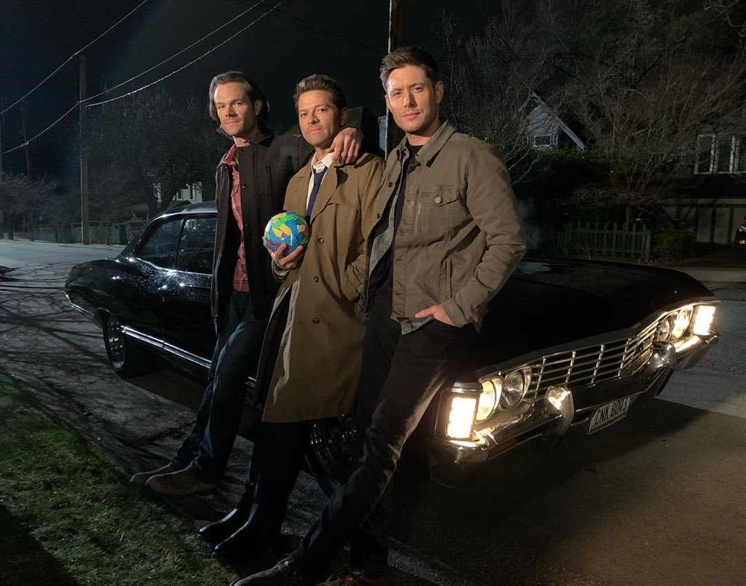 justsojensen's tweet photo. 📸 @spntapeball Happiness isn't in the having. It's in just being.
•
Happiness is rolling with this family.
•
•
•
#spnfamily #spncrew #fifteenthandfinal @misha 💛 #toughdays #happydays #baby #spntapeball15 #thisishowwerolled #lovedmyjob https://t.co/oTlncYXBks
