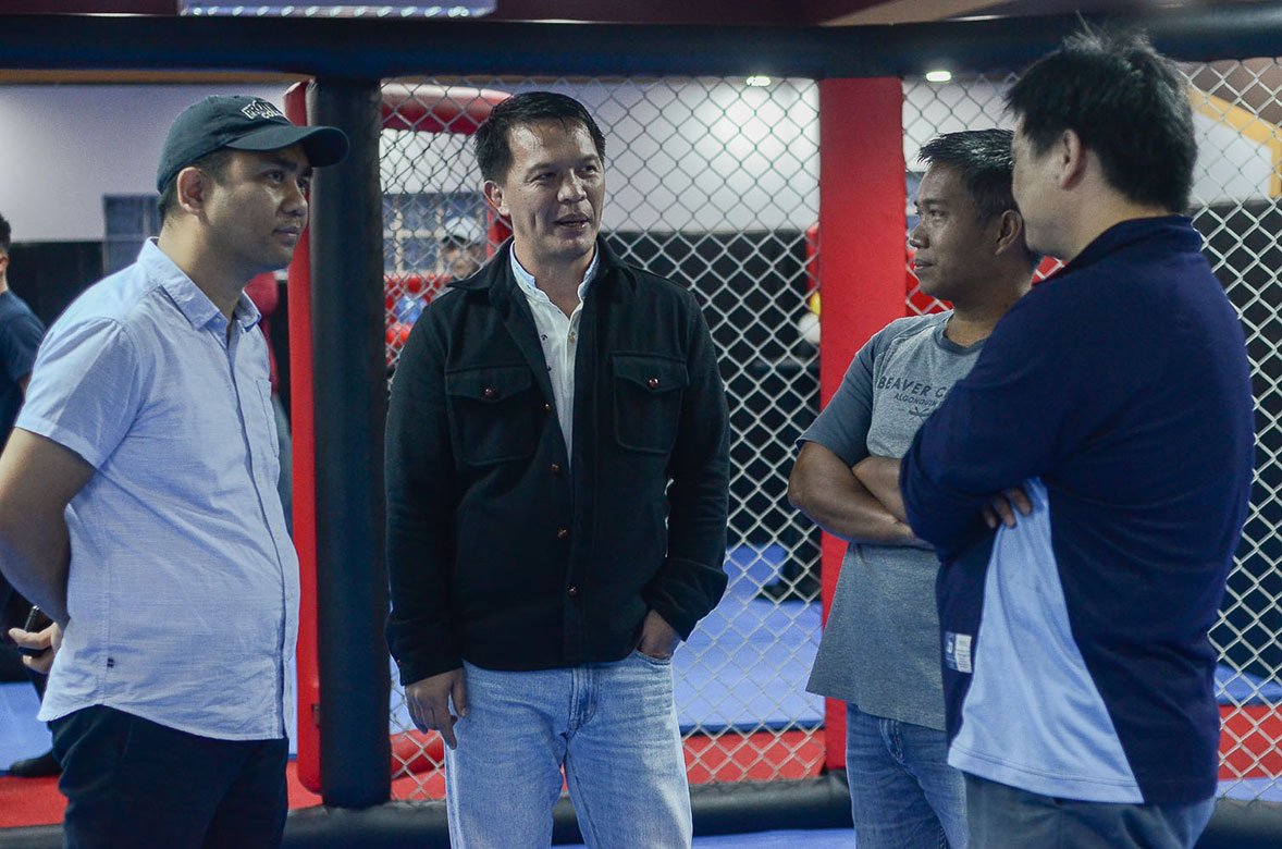 tiebreakertimes's tweet photo. How Mark Sangiao made Team Lakay ready for #ONEInsideTheMatrix amid pandemic >> https://t.co/V7Vn45NxEq https://t.co/sWhQHXk5cA