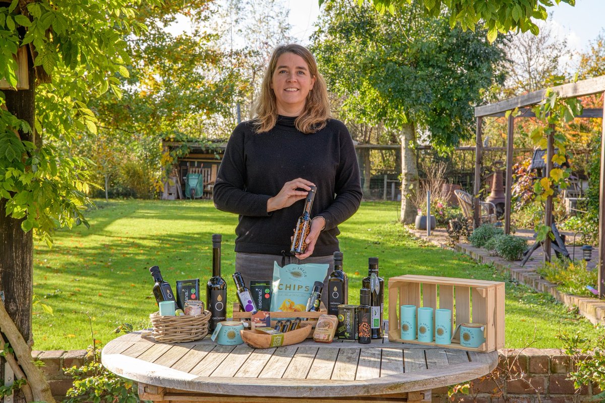 GAMEREN - Zuivere olijfolie rechtstreeks van kleine producenten in Spanje. Pure chocolade, gerookte paprikapoeder (pimentón), zuiver zeezout. Deze en meer Spaanse lekkernijen zijn volop verkrijgbaar bij 'Tres Campos'. Gewoon in Gameren. 

bommelerwaardgids.nl/nieuws/algemee…