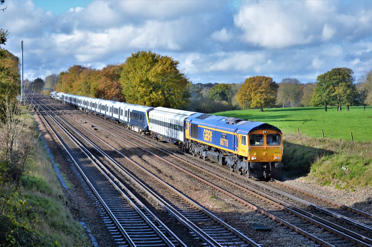 TheRealStavioni's tweet image. Running late through Potbridge (which was handy!), @GBRailfreight 66778 &amp;amp; 66717 top &amp;amp; tail unbranded @SW_Help 701002 working 6X23 Eastleigh to Worksop. #Class701 #Class66 #GBRf #Rail #Railway #Bombardier #Arterio #SWR