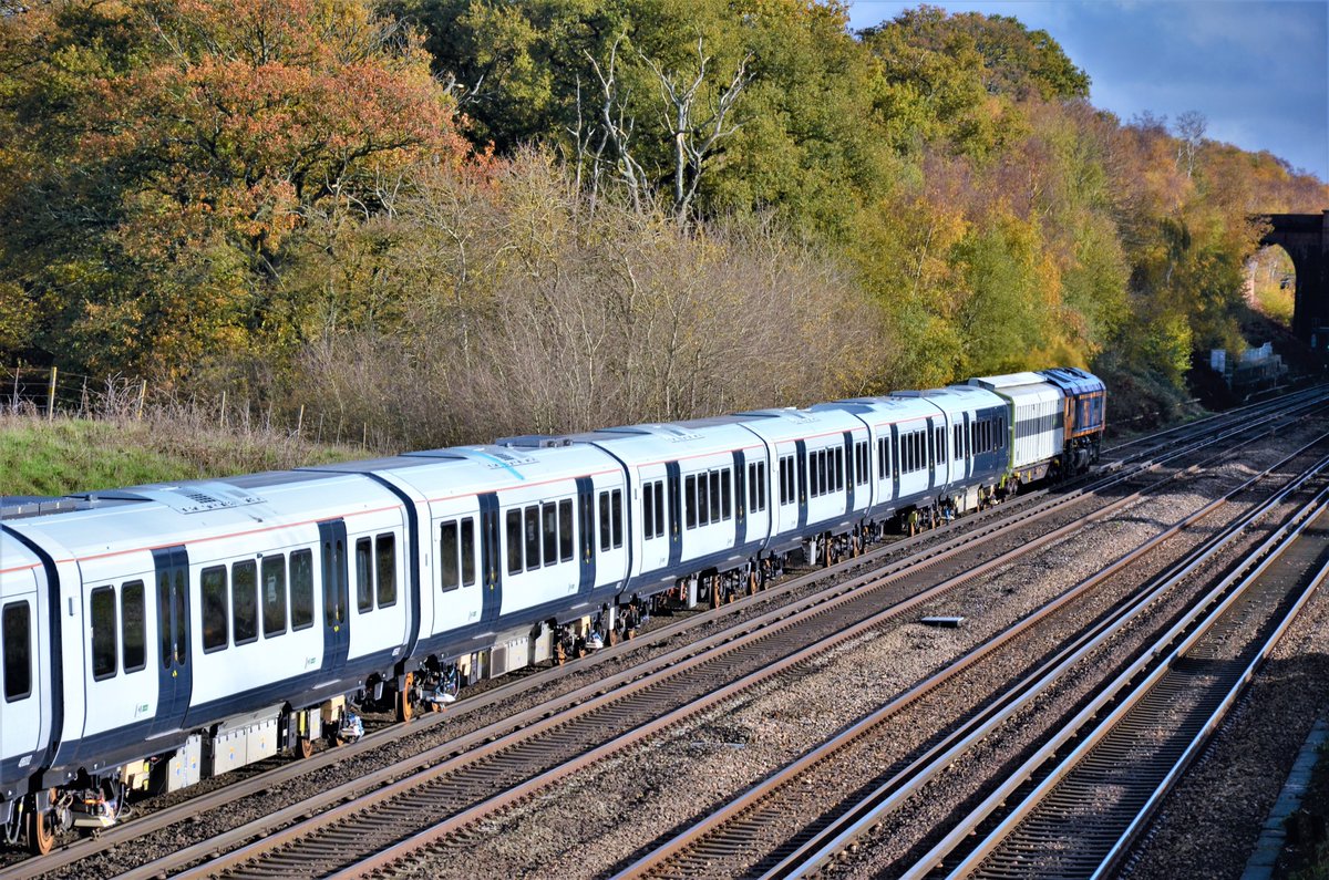 TheRealStavioni's tweet image. Running late through Potbridge (which was handy!), @GBRailfreight 66778 &amp;amp; 66717 top &amp;amp; tail unbranded @SW_Help 701002 working 6X23 Eastleigh to Worksop. #Class701 #Class66 #GBRf #Rail #Railway #Bombardier #Arterio #SWR