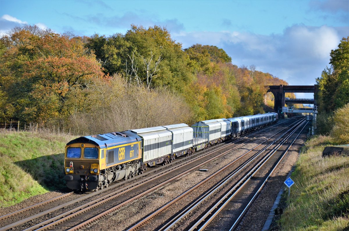 TheRealStavioni's tweet image. Running late through Potbridge (which was handy!), @GBRailfreight 66778 &amp;amp; 66717 top &amp;amp; tail unbranded @SW_Help 701002 working 6X23 Eastleigh to Worksop. #Class701 #Class66 #GBRf #Rail #Railway #Bombardier #Arterio #SWR