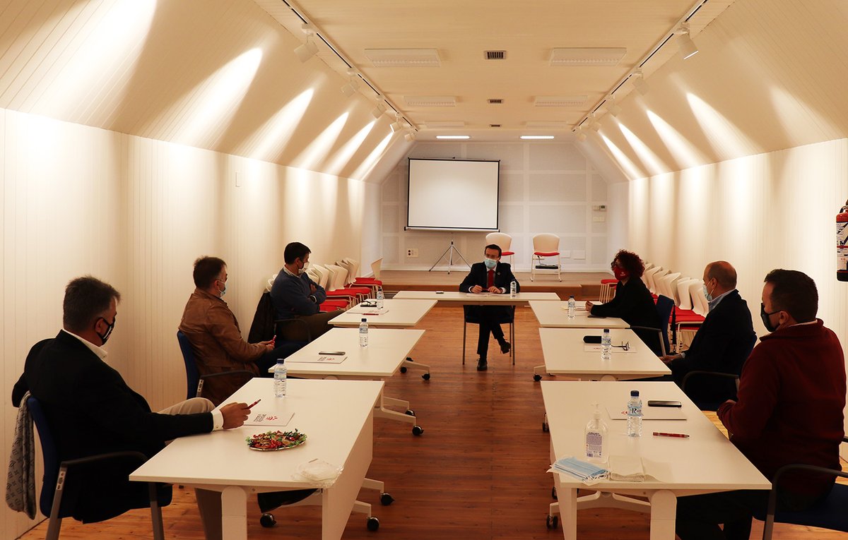 🔴 El pdte @magallardovva se ha reunido con los equipos de la provincia en 2ªB. Se ha comprometido a abonar cuanto antes la ayuda que #DipBdjz concede a cada club.

⚽️ <a href="/EXT_UD/">Extremadura UD</a> 
⚽️ <a href="/CDBadajoz/">CD Badajoz</a> 
⚽️ <a href="/Merida_AD/">A.D. Mérida</a> 
⚽️ @CDDonBenito1928 
⚽️ <a href="/cfvillanovense/">C.F. Villanovense</a> 

➕ℹ️ bit.ly/2JTwBZ4