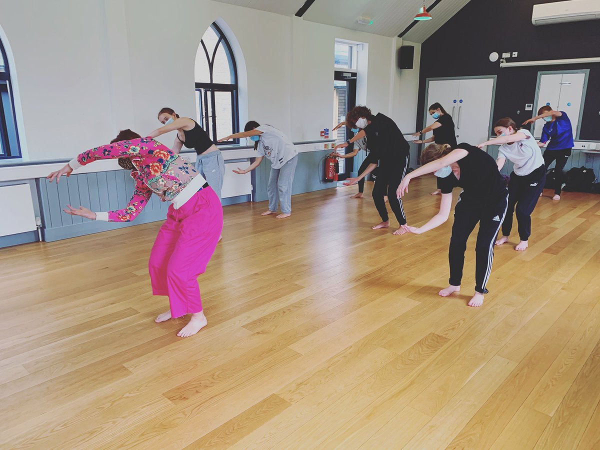Like everyone else our youth company is back on Zoom during the lockdown 😐 So let’s throw it back instead to the amazing workshops they had pre lockdown with our pro dancer @jayyule and choreographer @smpoekert exploring the themes of the company’s new choreography 💃🏻🕺🏻🤩