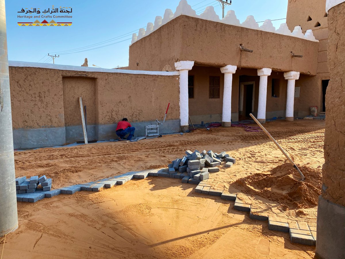 #لجنة_التراث_والحرف 
#شقراء 
أعمال رصف مدخل باب العقدة ومدرسة السليمي وغرب سوق المجباب والسكك القريبة والمؤدية اليه  .