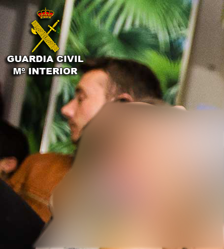 guardiacivilPon's tweet photo. La Guardia Civil de Pontevedra  solicita que quien pueda aportar indicios sobre la identidad de la foto que se adjunta, llame al teléfono móvil  600 461 444. 
Se trata de un varón, sobre 1´80, con acento del Este de Europa. https://t.co/nF1WMCsOmz