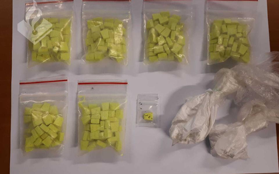 Politie vindt drugs en gestolen goederen bij inval in loods Leeuwarden: LEEUWARDEN