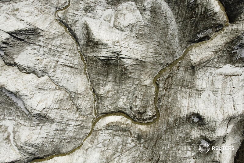 Glaciers in China's bleak, rugged Qilian mountains are disappearing at a shocking rate as the earth warms. Read more: reut.rs/3ltxHJ3 📷 <a href="/carlosrawlins/">Carlos GarciaRawlins</a>