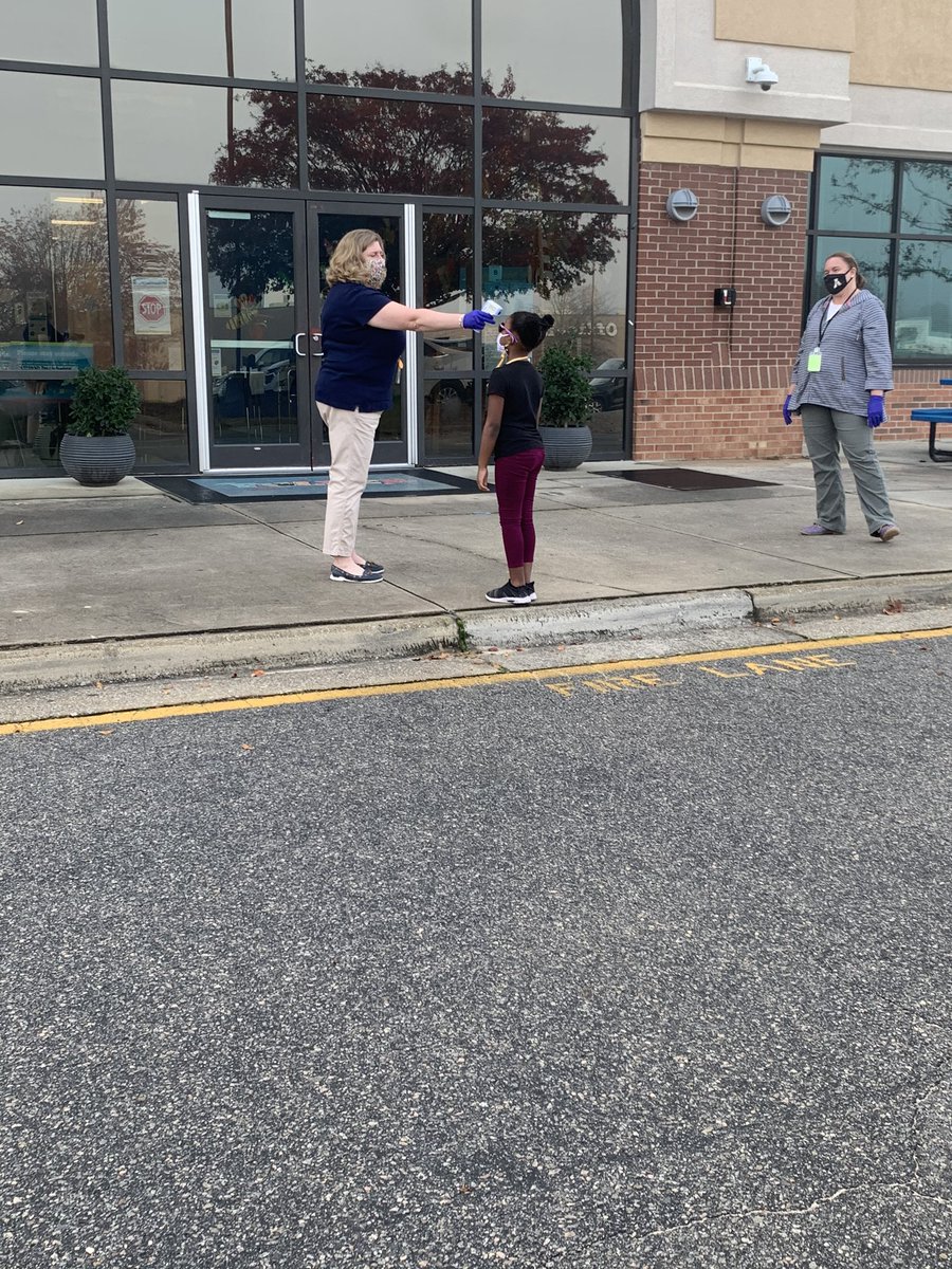 Fuller5th17's tweet photo. This first grader did an awesome job with her health screen this morning at Fuller Elementary. Thank you @FullerMagnet 💙 #FullerFalcon #healthscreenisamust #6ftapart #wearyourmask https://t.co/9r8JTWir8v